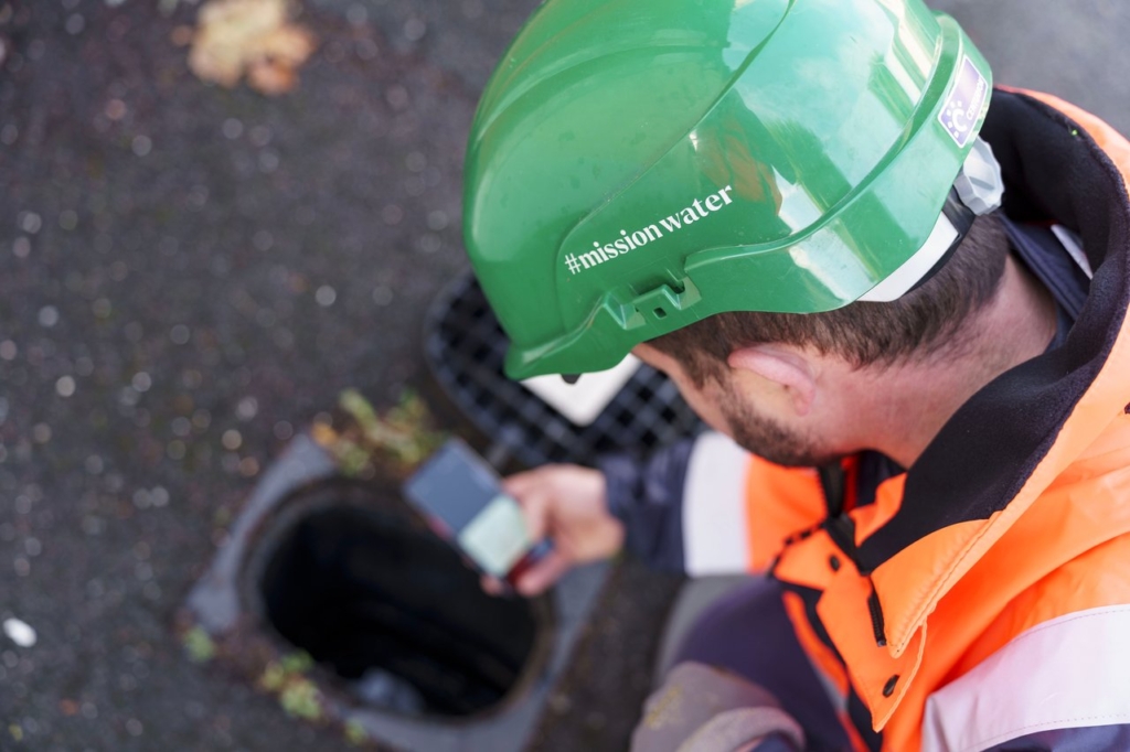 An employee working with uniform in pipes
