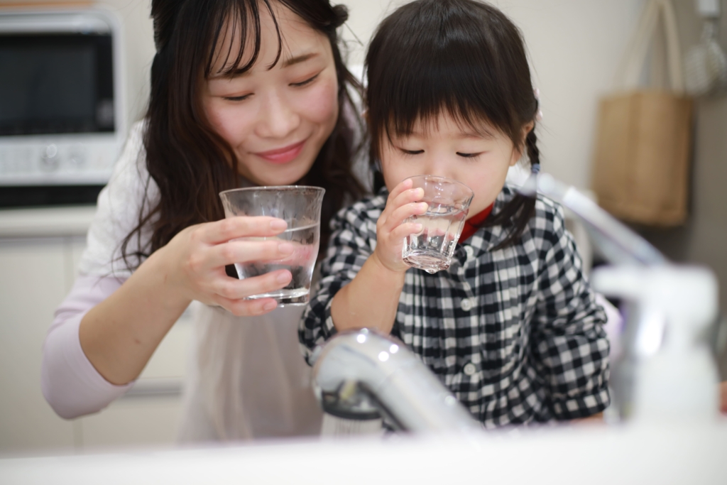 A family drinking water from the tap